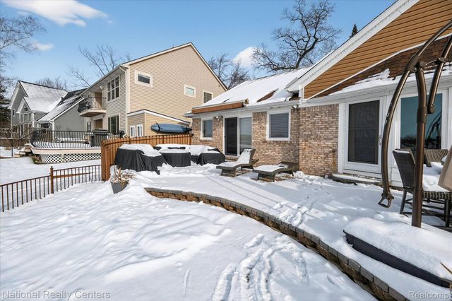 560 Black Oaks Trail, Howell, MI 48843