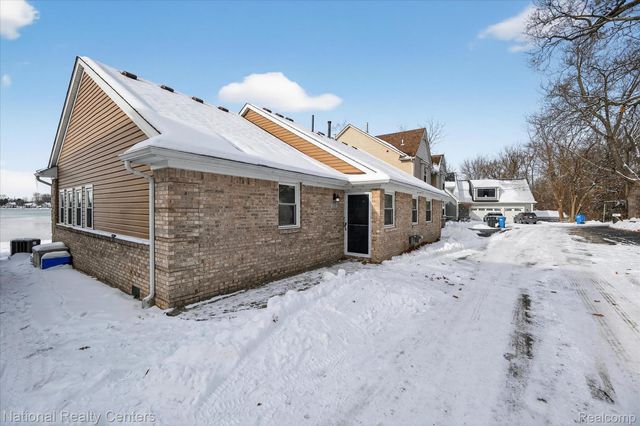 560 Black Oaks Trail, Howell, MI 48843