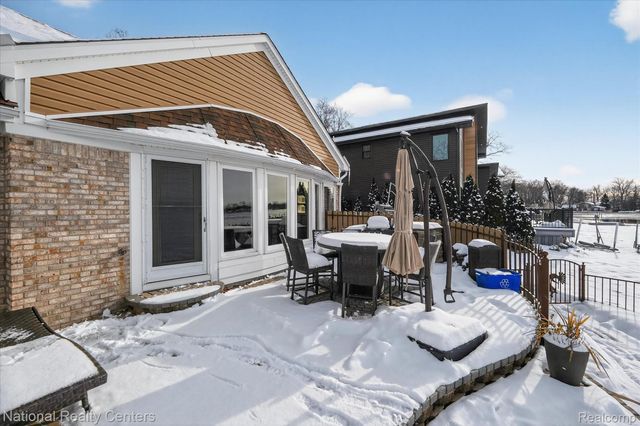 560 Black Oaks Trail, Howell, MI 48843