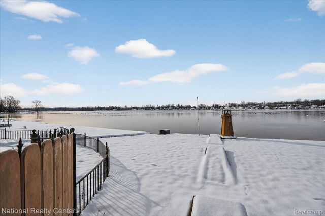 560 Black Oaks Trail, Howell, MI 48843