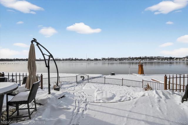 560 Black Oaks Trail, Howell, MI 48843