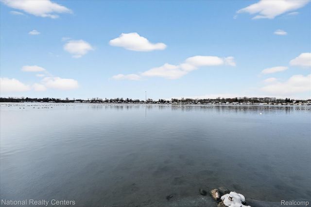 560 Black Oaks Trail, Howell, MI 48843