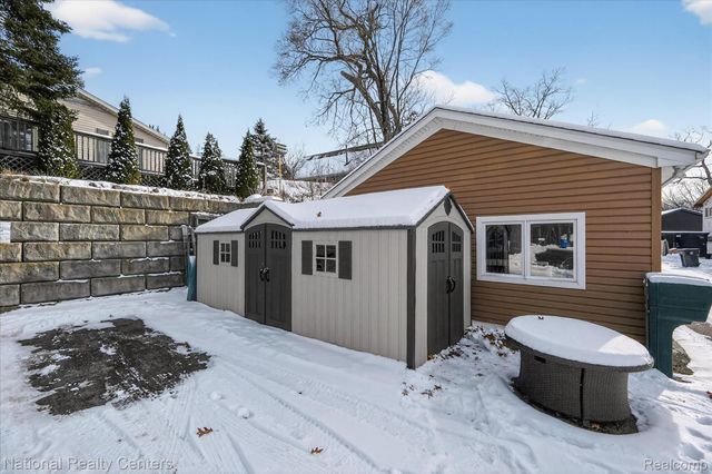 560 Black Oaks Trail, Howell, MI 48843