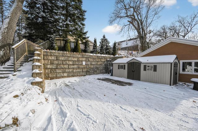 560 Black Oaks Trail, Howell, MI 48843