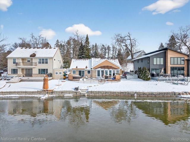 560 Black Oaks Trail, Howell, MI 48843