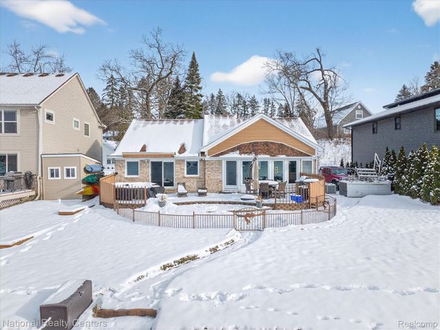 560 Black Oaks Trail, Howell, MI 48843