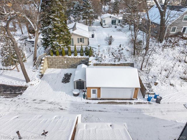 560 Black Oaks Trail, Howell, MI 48843