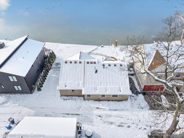 560 Black Oaks Trail, Howell, MI 48843