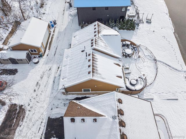 560 Black Oaks Trail, Howell, MI 48843