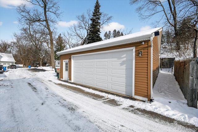 560 Black Oaks Trail, Howell, MI 48843