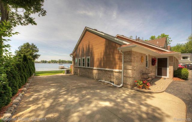 560 Black Oaks Trail, Howell, MI 48843