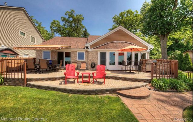 560 Black Oaks Trail, Howell, MI 48843