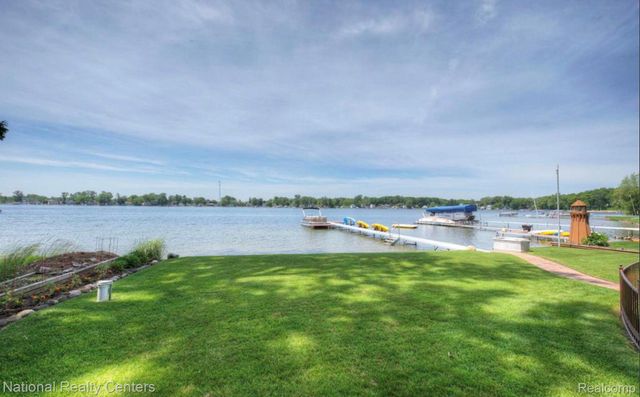 560 Black Oaks Trail, Howell, MI 48843