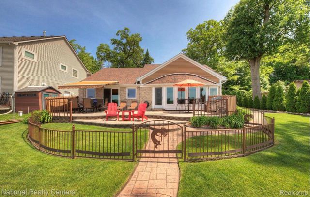 560 Black Oaks Trail, Howell, MI 48843