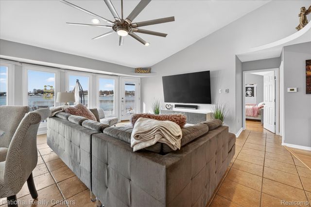 560 Black Oaks Trail, Howell, MI 48843