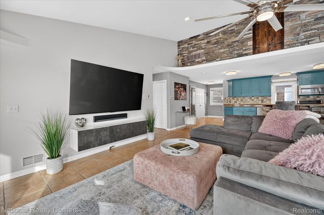 560 Black Oaks Trail, Howell, MI 48843