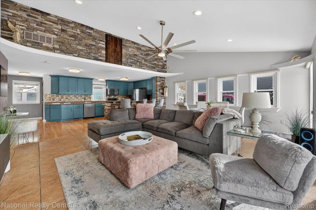 560 Black Oaks Trail, Howell, MI 48843