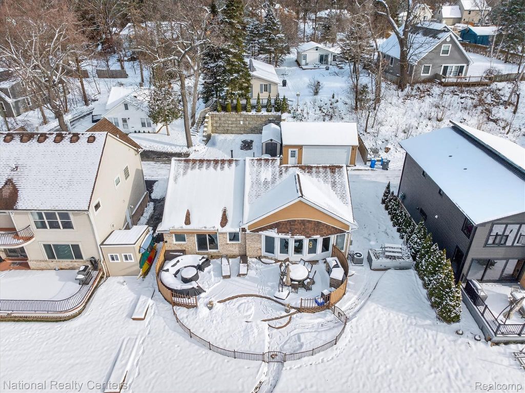 560 Black Oaks Trail, Howell, MI 48843