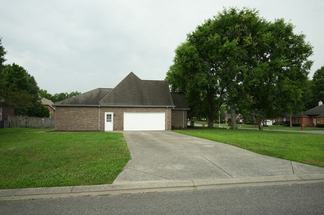 2810 Regenwood Dr, Murfreesboro, TN 37129
