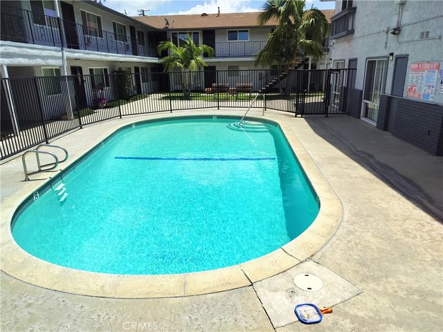 2890 E Artesia 22, Long Beach, CA 90805