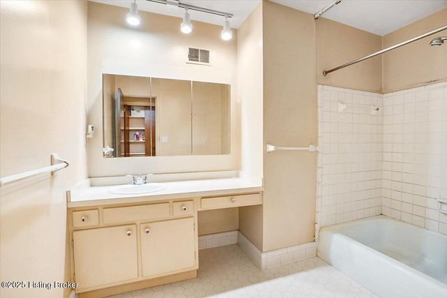 2500 Glenmary Ave APT 303, Louisville, KY 40204