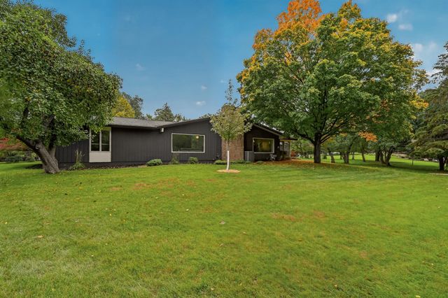 2221 Hillside Lane SW, Rochester, MN 55902