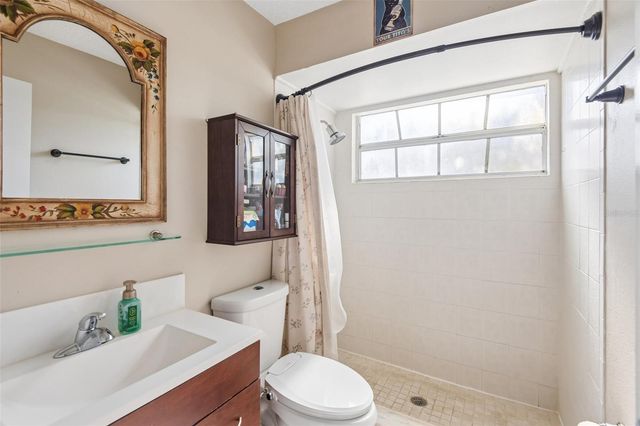 6910 LAKE PLACE COURT, Tampa, FL 33634