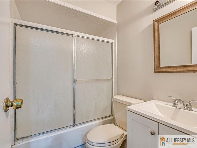 11 Hyde Avenue, Iselin, NJ 08830