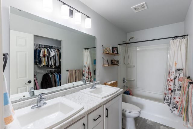 10174 Burgundy Drive, Horace, ND 58047