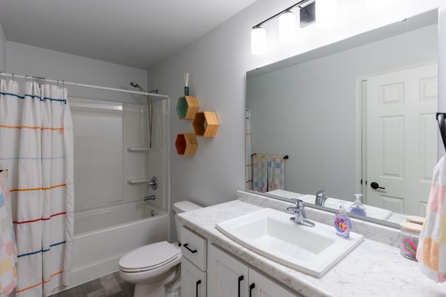 10174 Burgundy Drive, Horace, ND 58047