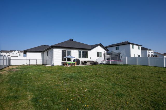 10174 Burgundy Drive, Horace, ND 58047