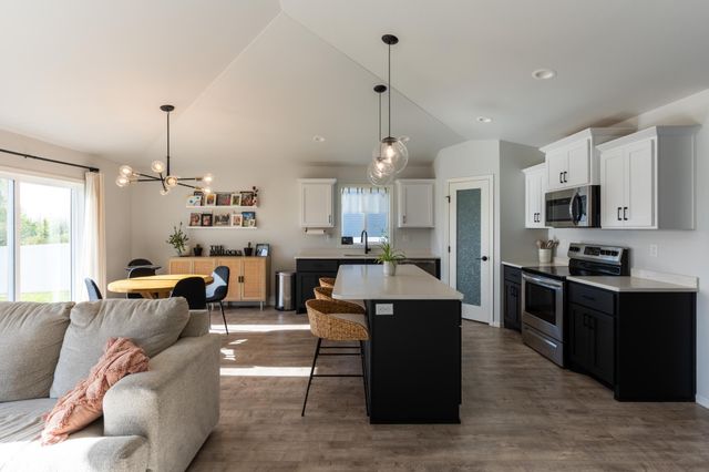 10174 Burgundy Drive, Horace, ND 58047