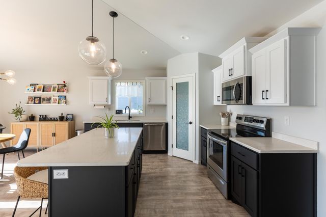 10174 Burgundy Drive, Horace, ND 58047