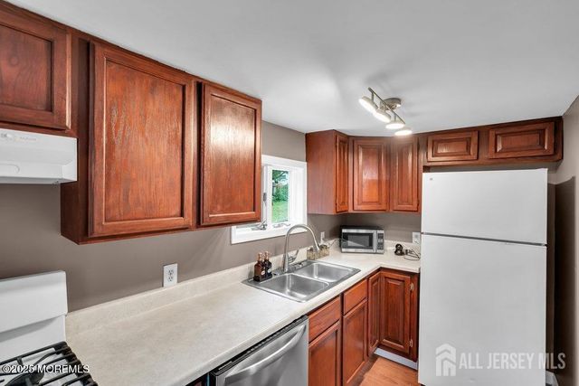 13 Smiths Lane, East Brunswick, NJ 08816