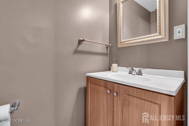 13 Smiths Lane, East Brunswick, NJ 08816