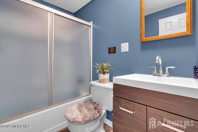 13 Smiths Lane, East Brunswick, NJ 08816