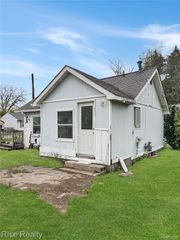 4065 Pringle Avenue, Burton, MI 48529