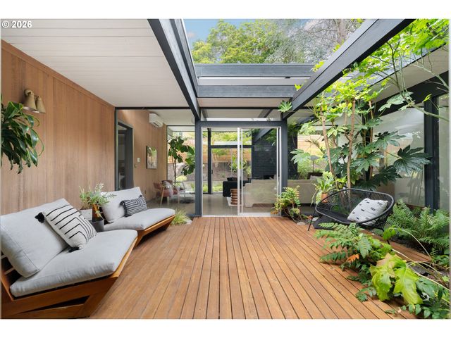 8500 Sw CECILIA Ter, Portland, OR 97223