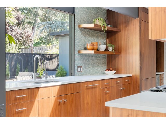 8500 Sw CECILIA Ter, Portland, OR 97223