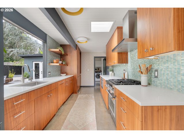 8500 Sw CECILIA Ter, Portland, OR 97223