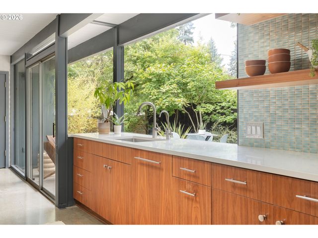 8500 Sw CECILIA Ter, Portland, OR 97223