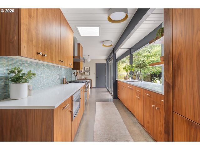 8500 Sw CECILIA Ter, Portland, OR 97223
