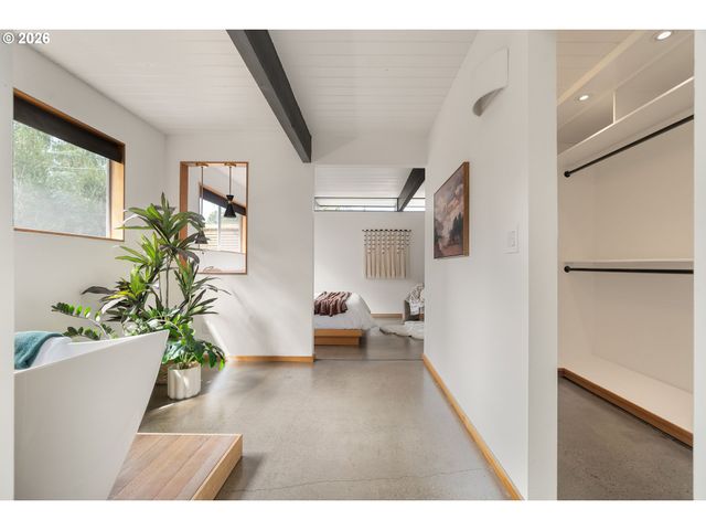 8500 Sw CECILIA Ter, Portland, OR 97223