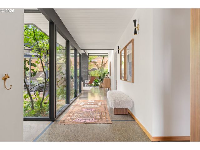 8500 Sw CECILIA Ter, Portland, OR 97223