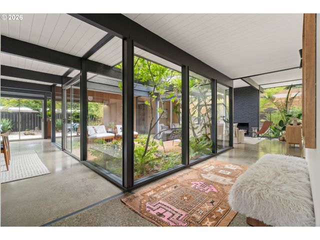 8500 Sw CECILIA Ter, Portland, OR 97223