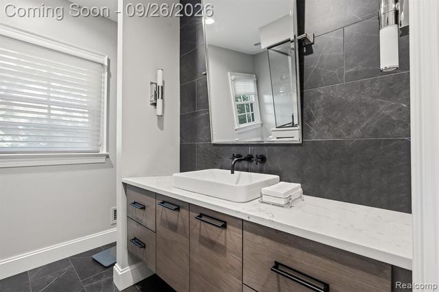 477 Dunston Road, Bloomfield Hills, MI 48304