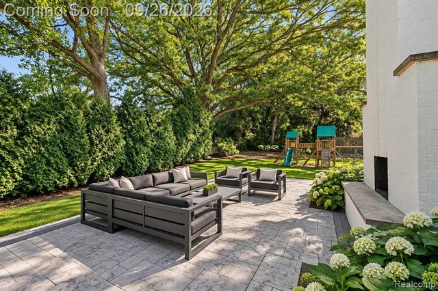 477 Dunston Road, Bloomfield Hills, MI 48304