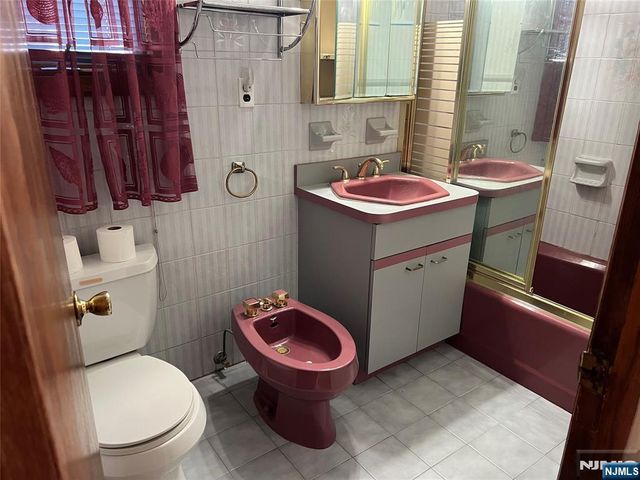 579 Oregon Avenue, Cliffside Park, NJ 07010