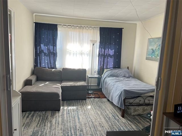 579 Oregon Avenue, Cliffside Park, NJ 07010