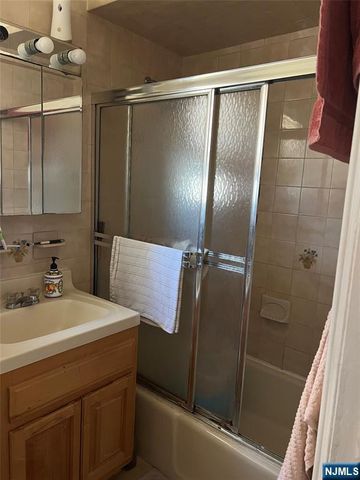 579 Oregon Avenue, Cliffside Park, NJ 07010